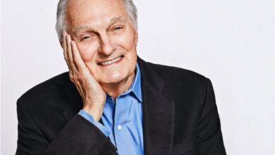 Photo of Alan Alda Reflects on M*A*S*H ‘s 50th Anniversary — and Its Legacy