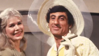 Photo of M*A*S*H fans are loving this photo of Loretta Swit and Jamie Farr’s glamorous reunion